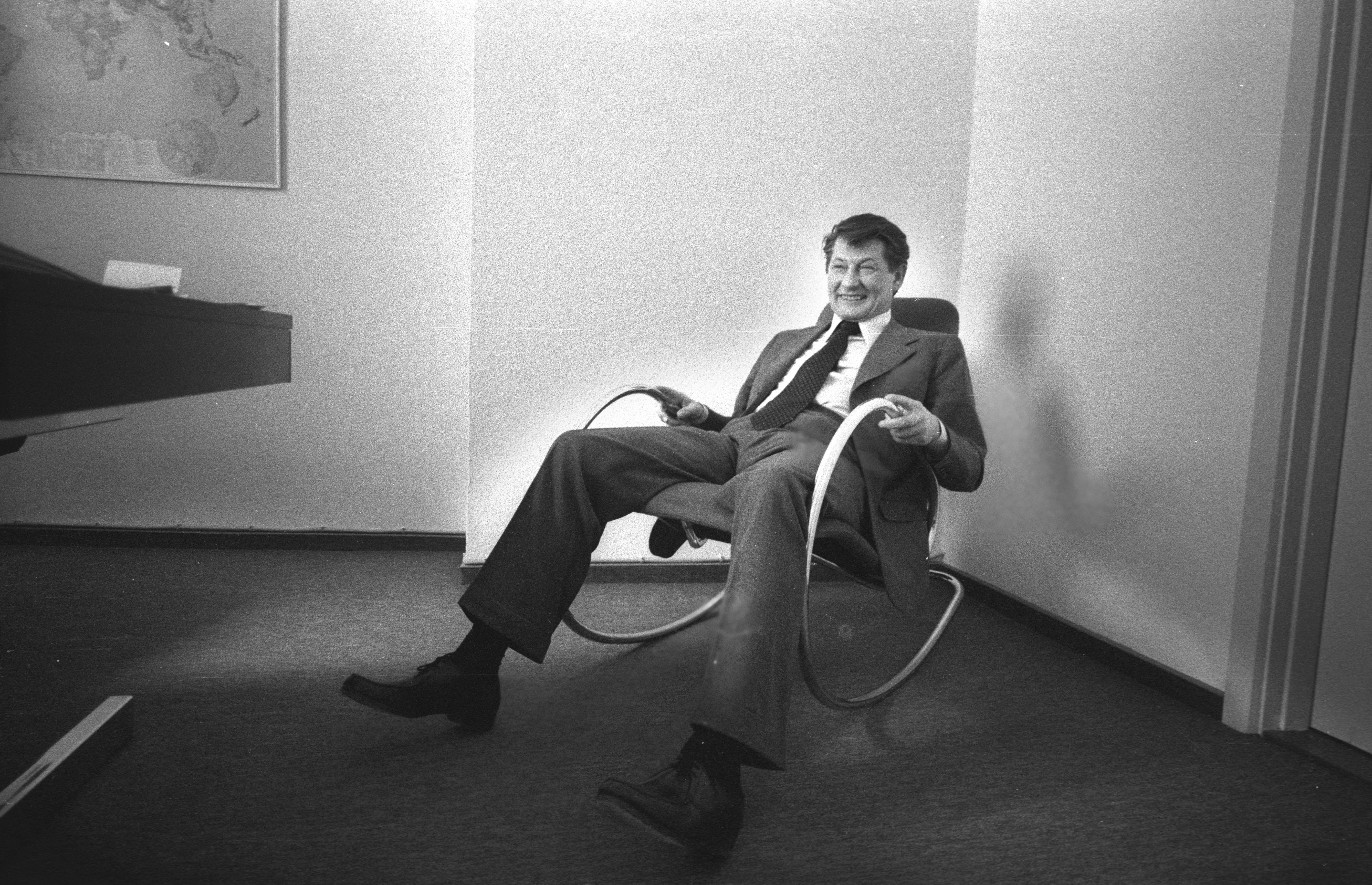 Medienunternehmer Leo Kirch auf einem Schaukelstuhl in seinem Büro, 1976.