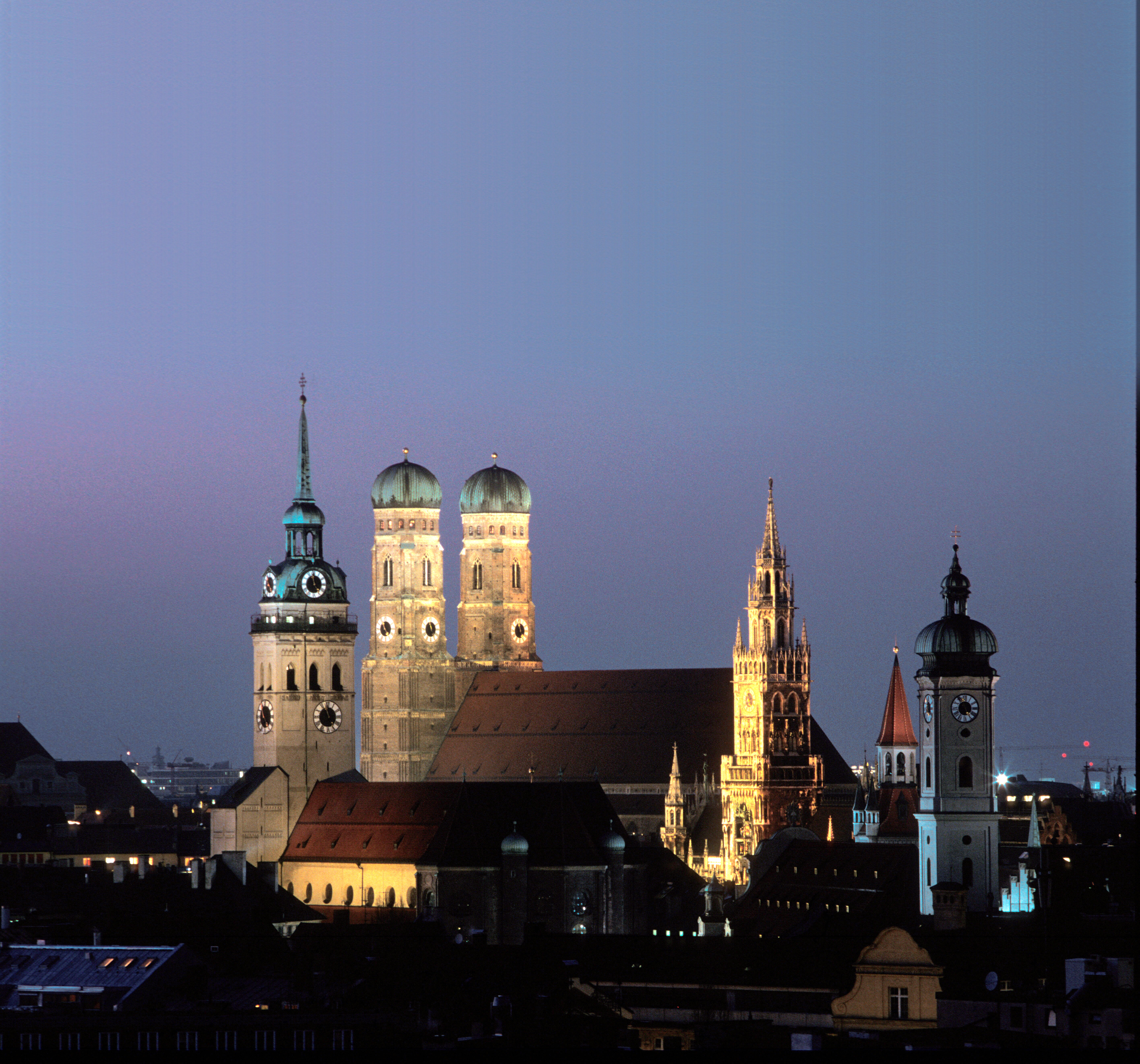 Blick auf dei Türme der Münchner Altstadt; von links: Alter Peter, Frauenkirche, Neues Rathaus und Heilig-Geist-Kirche