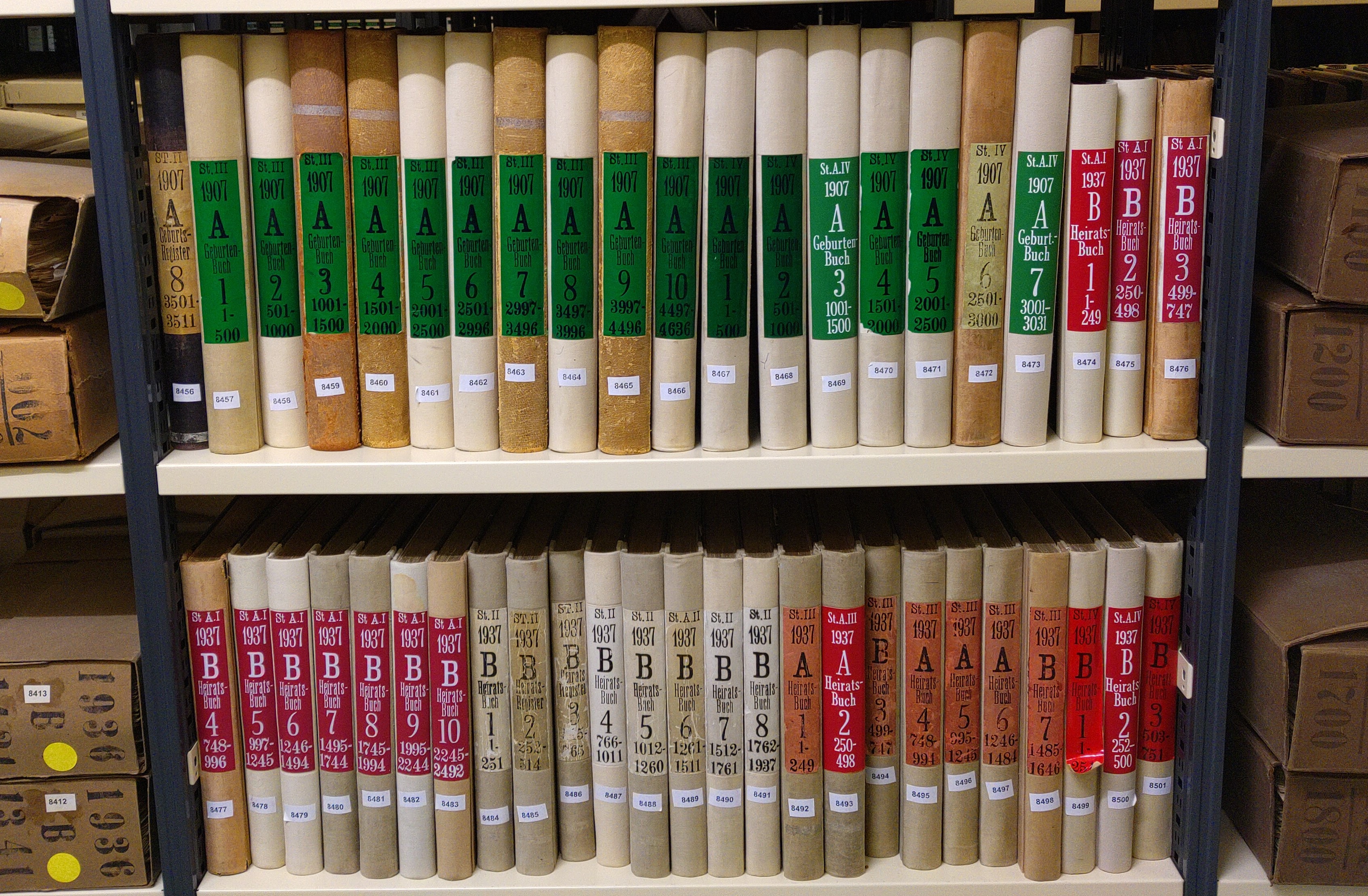 Ältere Registerbücher aus dem Standesamt, untergebracht in einem Regalfach im Stadtarchiv München.