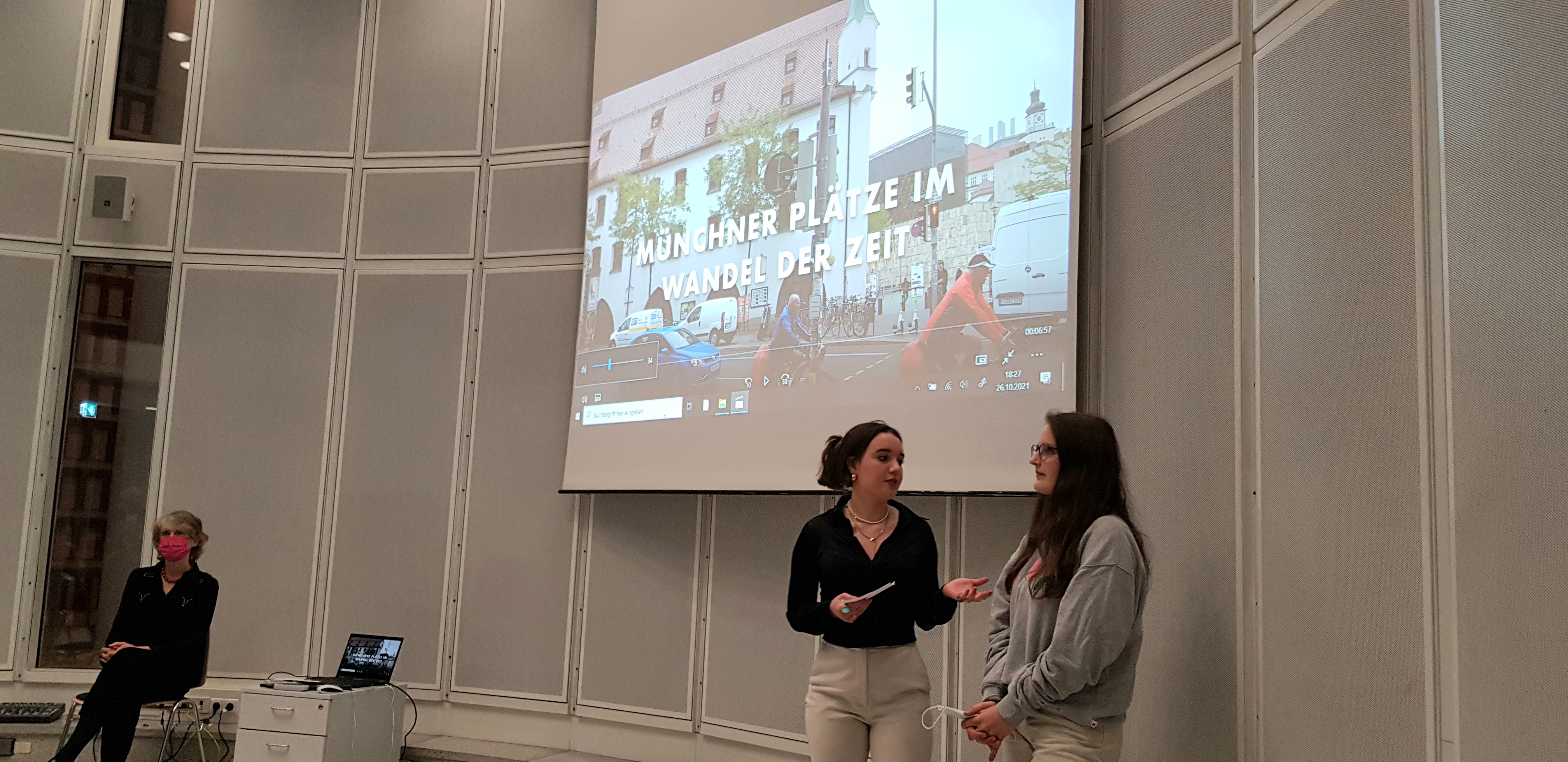 Filmpremiere im Stadtarchiv: Zwei Schülerinnen sprechen über ihren Film