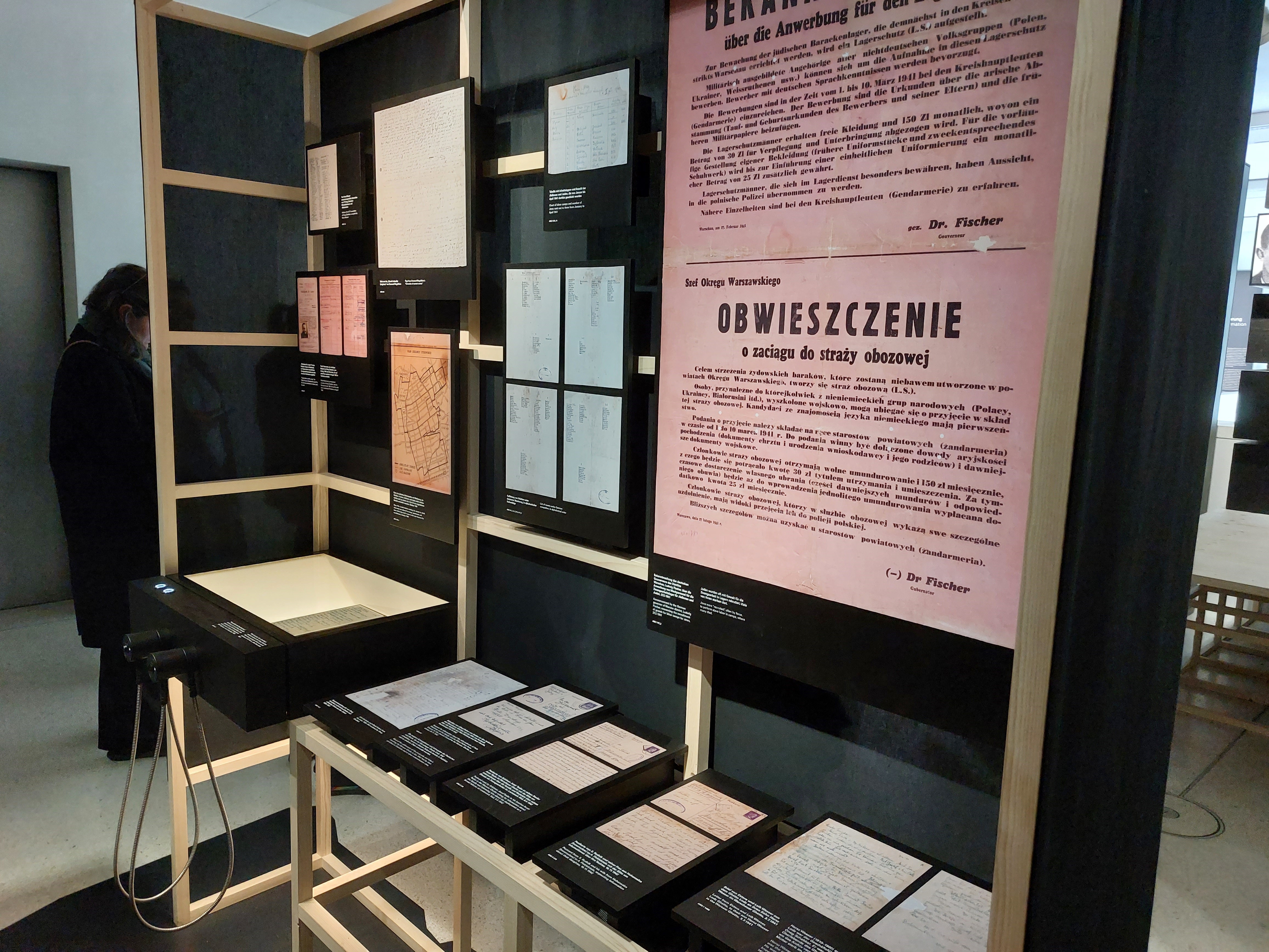 Ausstellungswand und Hörstation mit reproduzierten Dokumenten aus dem Ringelblumarchiv