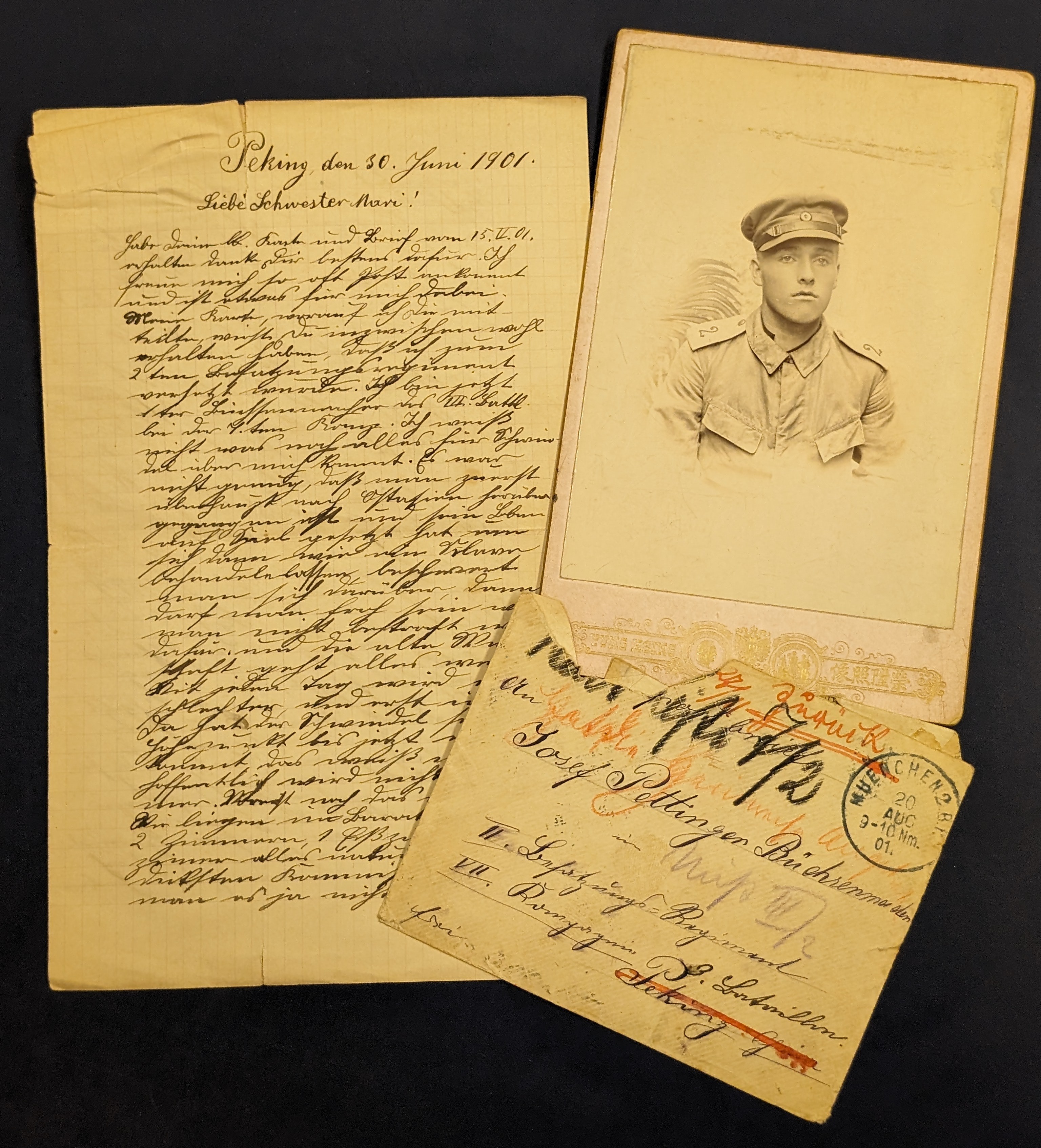 Handgeschriebener Brief mit einem Porträtfoto und Umschlag