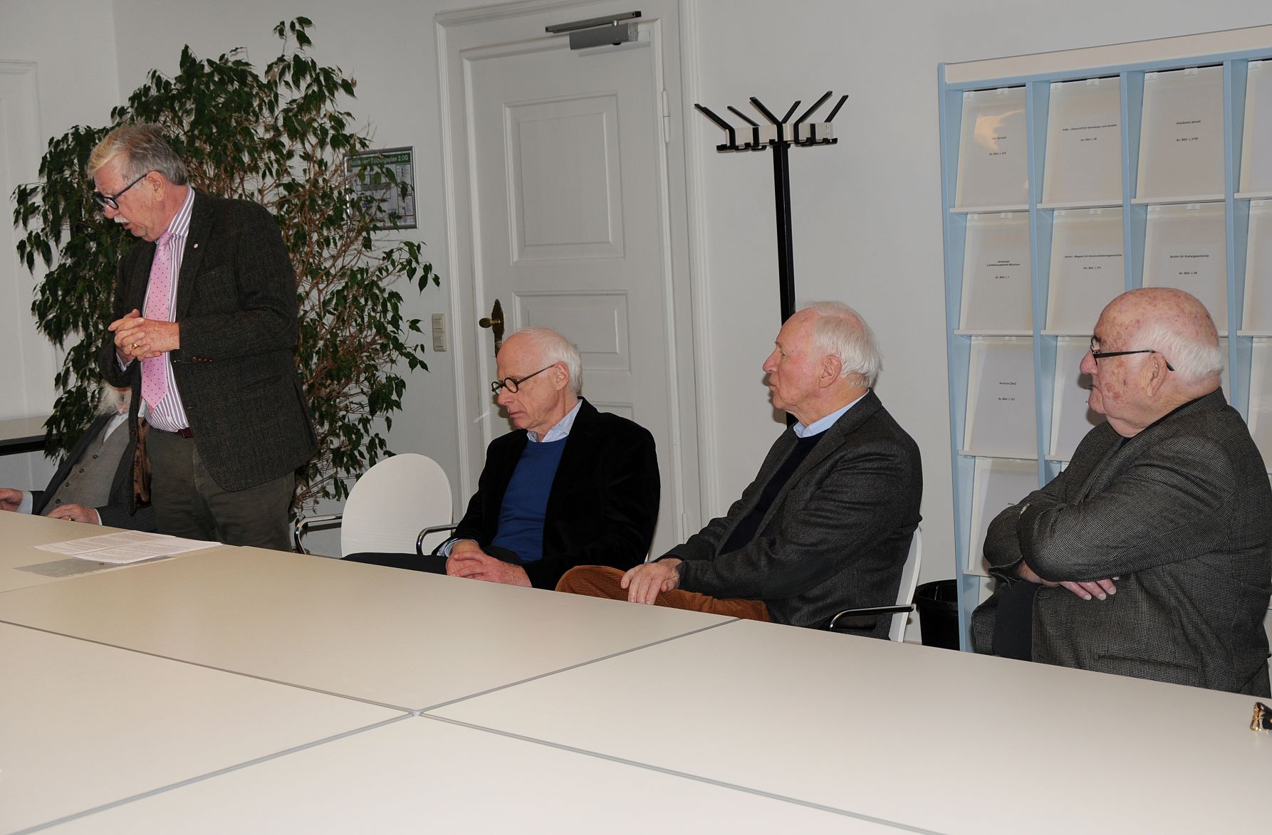 Botschafter a. D. Konrad Max Scharinger bei der Begrüßungsansprache im Stadtarchiv. Rechts daneben: Botschafter a. D. Johannes Haindl, Vorsitzender der Gesellschaft für Außenpolitik, Botschafter a. D. Dr. Klaus Wild, Prof. Dr. Werner Weidenfeld.