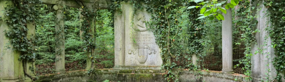 Grabmal für Paul Heyse aus Muschelkalk mit einem Reliefbildnis auf dem Waldfriedhof