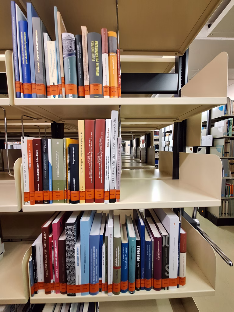 Regal mit Neuerscheinungen im Magazin des Stadtarchivs
