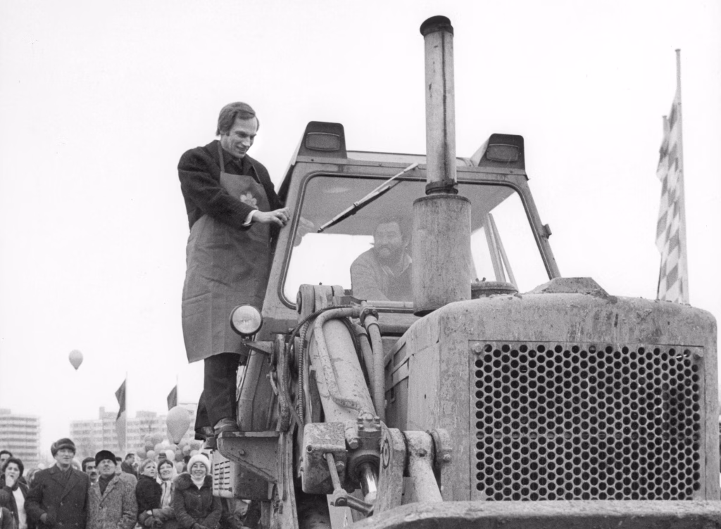 OB Kronawitter beim Ersten Spatenstich für die Internationale Gartenausstellung (IGA) am 19. Januar 1978. Die IGA wurde am 28. April 1983 im neuen Westpark in Sendling eröffnet.