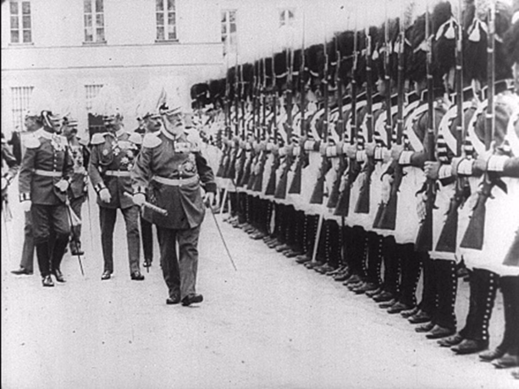 König Ludwig III beim 100 jährigen Jubiläum des Infanterie Leibregimentes DE-1992-FILM-0029