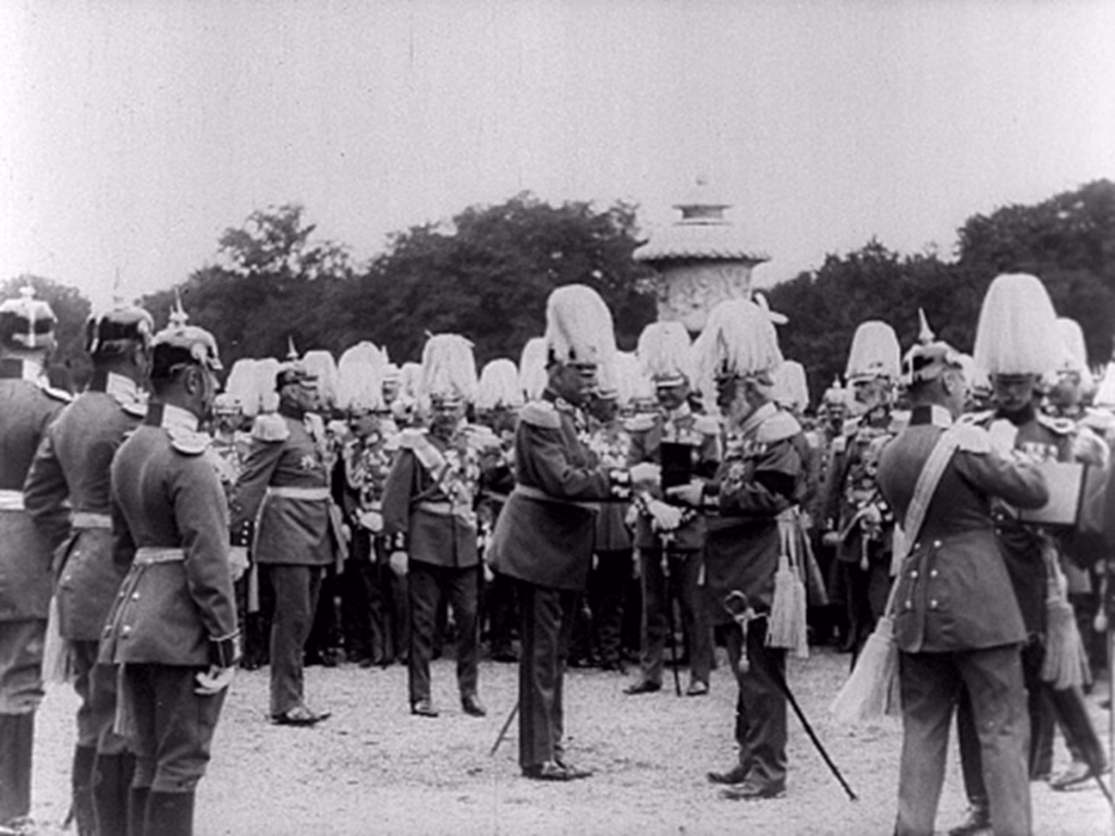 König Ludwig III beim 100 jährigen Jubiläum des Infanterie Leibregimentes DE-1992-FILM-0029