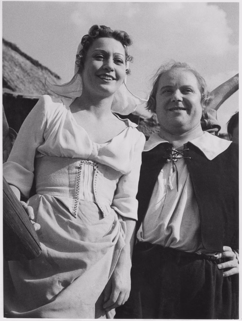 Heli Finkenzeller (links) und Will Dohm (rechts) bei Filmaufnahmen zu "Bar auf der Tenne", 1941