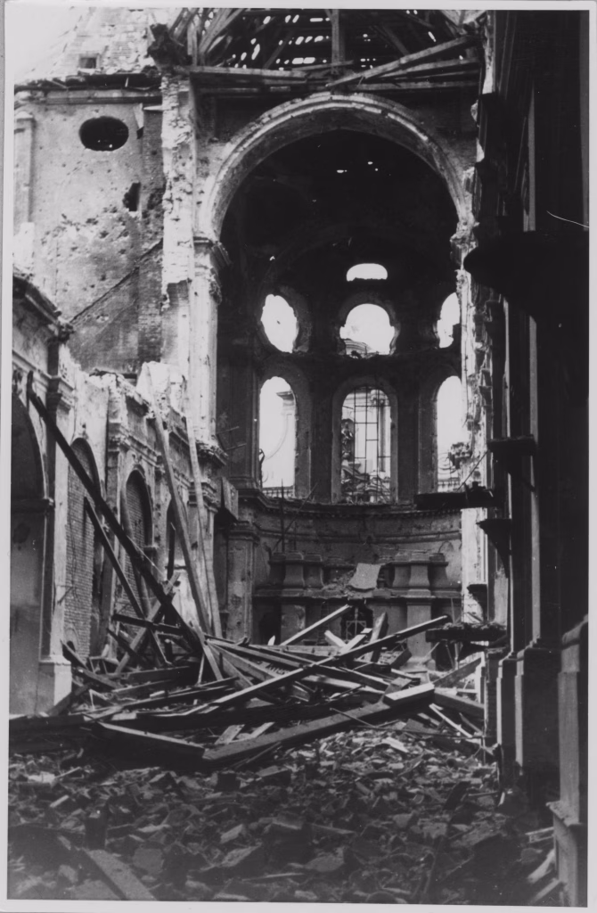 Hauptschiff von St. Peter nach dem Angriff vom 25.02.1945 Fotograf: M. Süss, 1945, DE-1992-FS-WKII-STB-0027