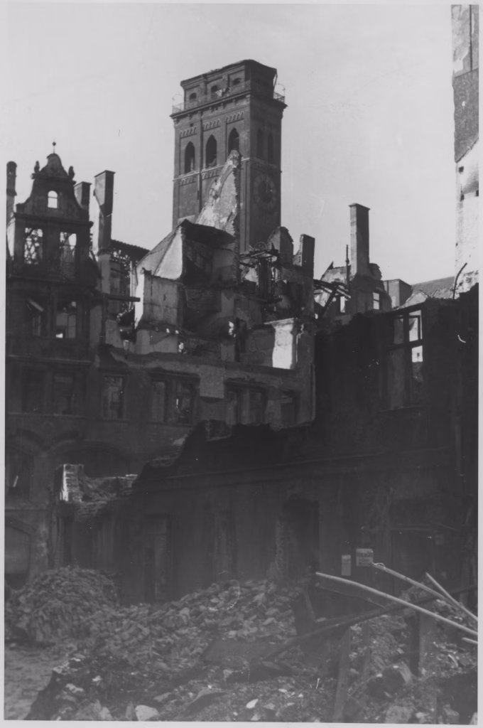 Petersturm von der Burgstraße gesehen, nach Angriff vom 7.02.1945 Fotograf: M. Süss, 1945, DE-1992-FS-WKII-STB-0028
