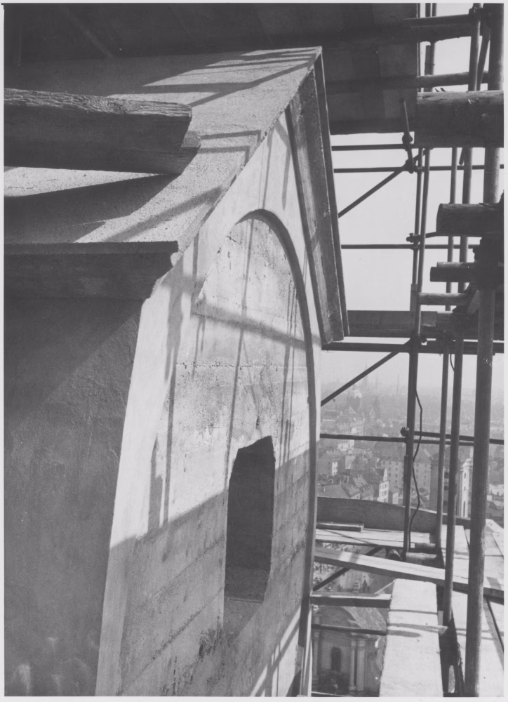 Wiederaufbau der Turmspitze der Pfarrkirche St. Peter Fotograf: Johann Meyer, 11.09.1951, DE-1992-FS-STB-6072